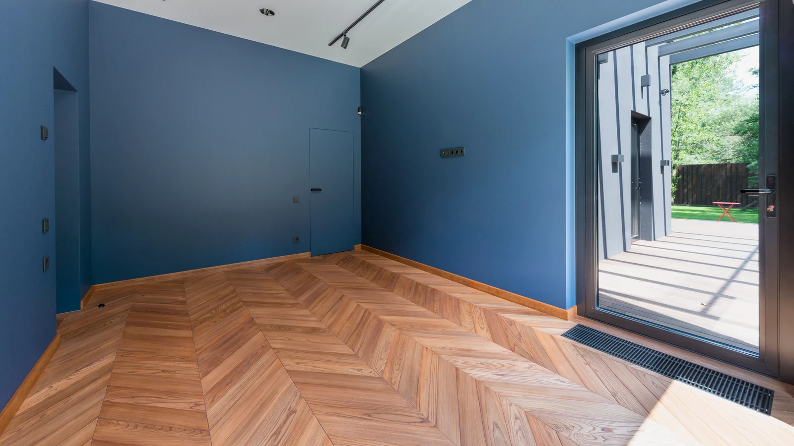 Parquet de madera recién lijado y barnizado en un salón