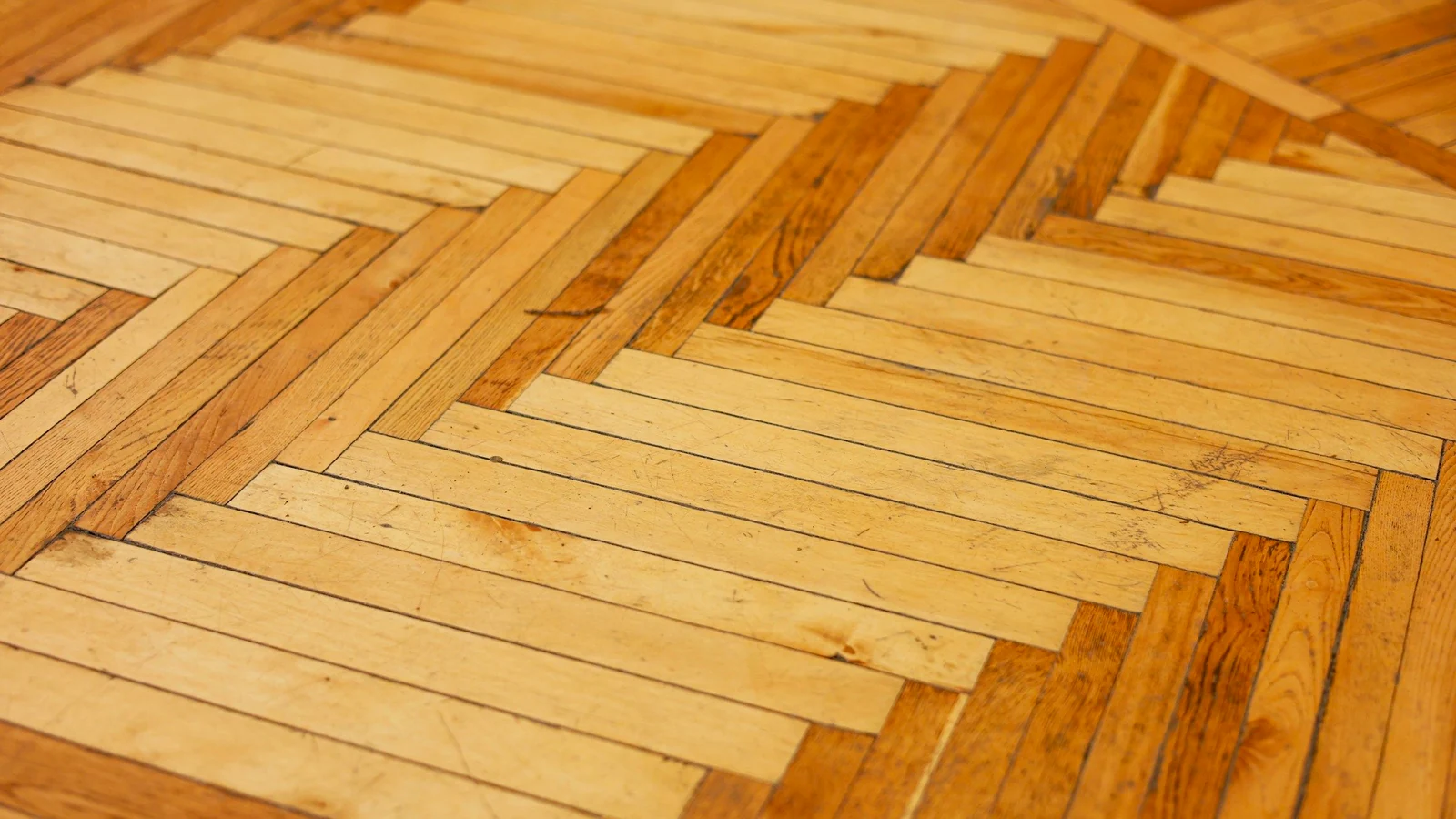 Detalle de la veta de un suelo de madera barnizado