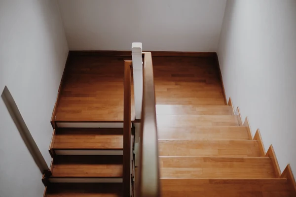 Escaleras de madera en Pamplona